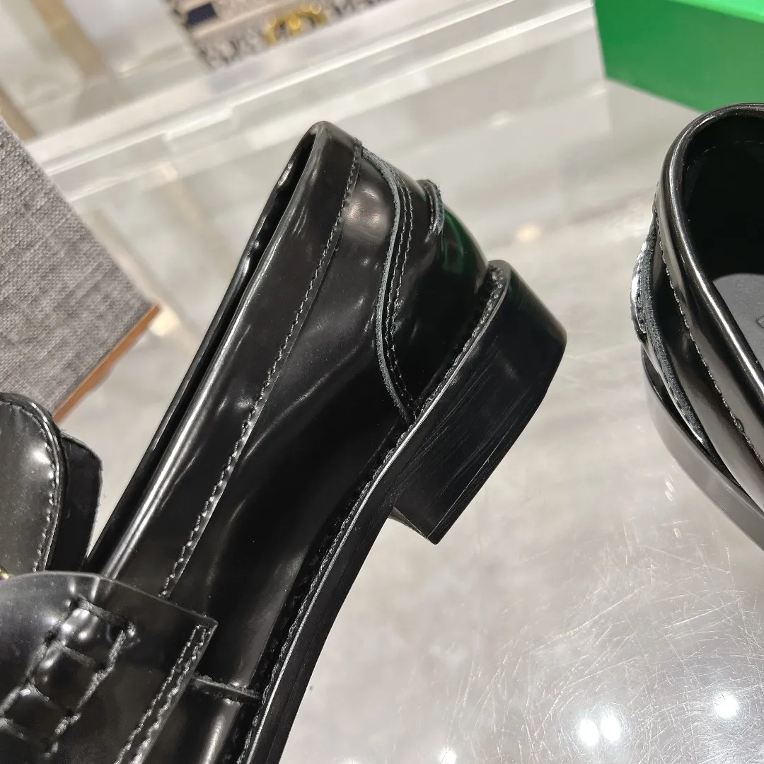 [BV] Top P: 860💰 Size: Female 35-39 (Female 40 custom-made) Male 39-44 (38.45 non-refundable) Bottega Veneta 2025 Autumn and Winter counter style! Small round toe loafers! Imported leather outsole! Imported open edge beaded cowhide! Solid color Niuli!